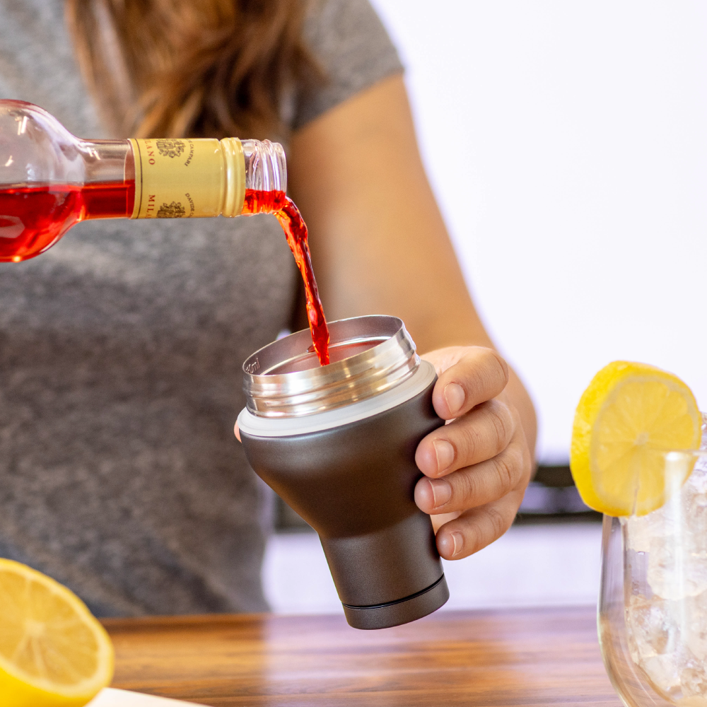 cocktail-shaker-lid-q1 Cocktail_Shaker_lifestyle_2_b714e13d-dd84-4844-956f-11cddc294041.png